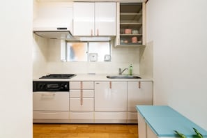 冷蔵庫、電子レンジ、コンロ、調理器具と食器