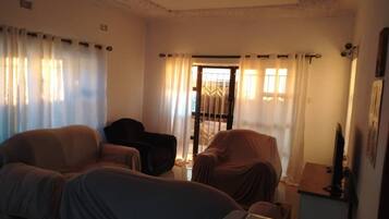 智能電視、壁爐、DVD 播放機、音響