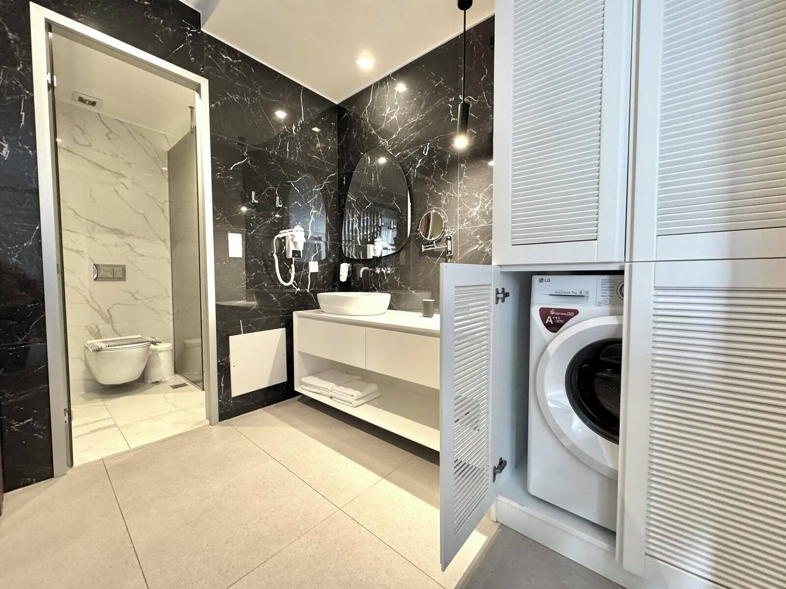 Duschwanne, Whirlpool, Haartrockner, Bidet