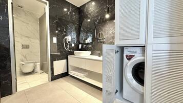 Duschwanne, Whirlpool, Haartrockner, Bidet