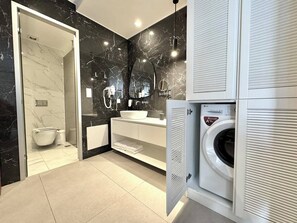 Duschwanne, Whirlpool, Haartrockner, Bidet