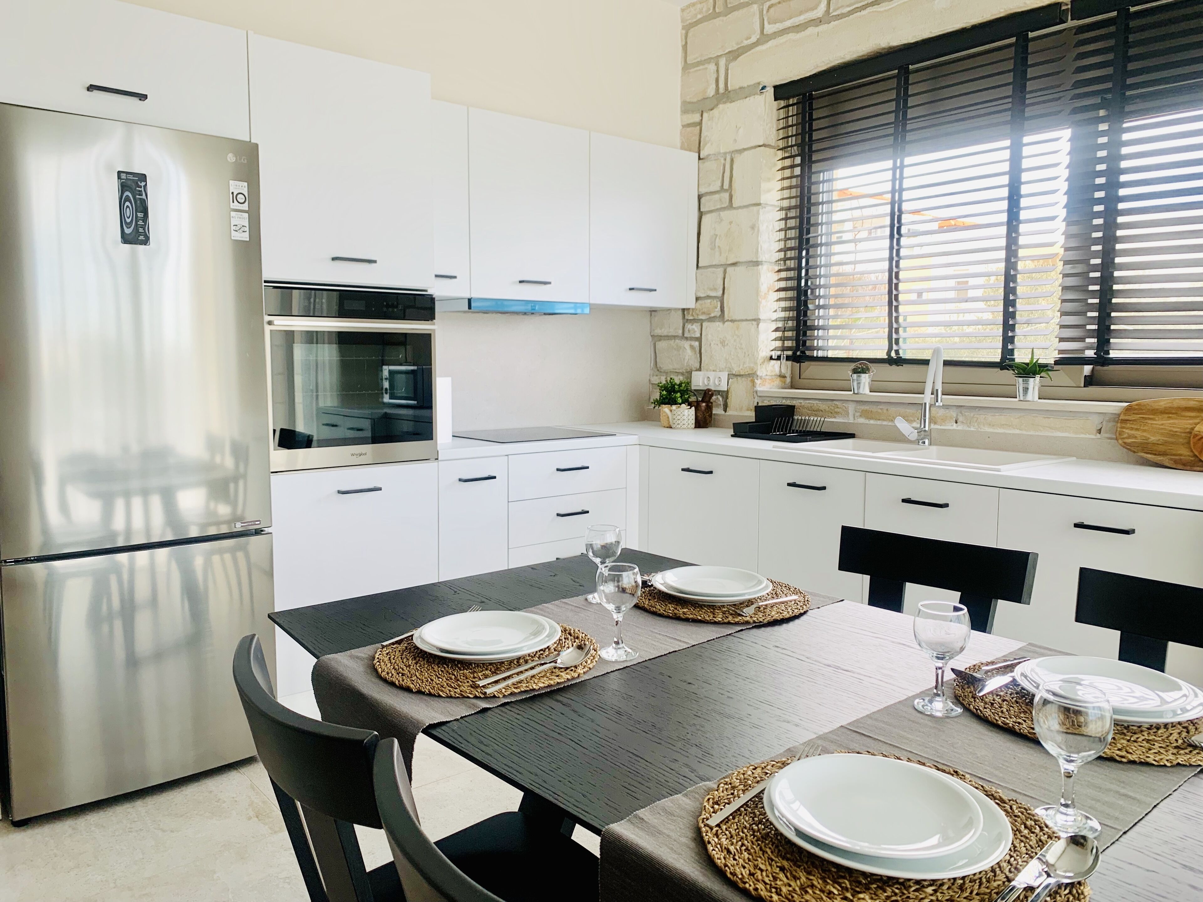 Geladeira, micro-ondas, fogão, lava-louças