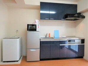 ثلاجة، ميكروويف، غلّاية كهربائية، مستلزمات طهي/أطباق/أوعية