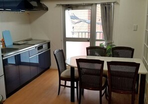 ثلاجة، ميكروويف، غلّاية كهربائية، مستلزمات طهي/أطباق/أوعية