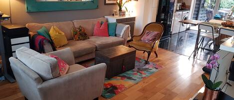 Fernseher, Bücher, Stereoanlage