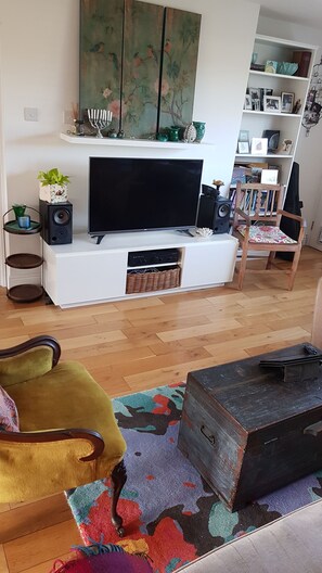 Televisión, libros y estéreo 