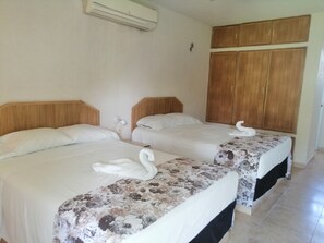 Trang bị nội thất với thiết kế riêng biệt, bàn 