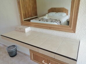 Individually furnished, desk, laptop workspace, free WiFi - EFRAIN REGALADO TORRES (Santa Elena)