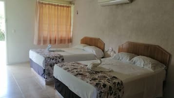 Dilengkapi dengan perabotan berbeda-beda dan meja kerja