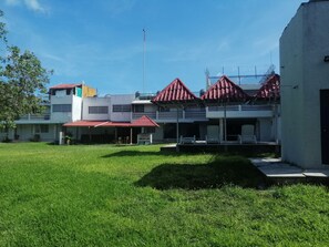 Quang cảnh sân vườn