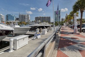 Marina - Spacious 2 bedroom+ den condo in Arielle on Palmer Ranch condominiums for rent (Sarasota)