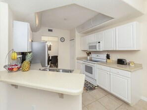 Fridge, microwave, oven, stovetop - Spacious 2 bedroom+ den condo in Arielle on Palmer Ranch condominiums for rent (Sarasota)