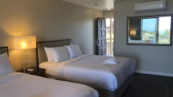 Quarto casal luxo, sacada, vista para o oceano | Escrivaninha, quartos à prova de som, ferros/tábuas de passar roupa