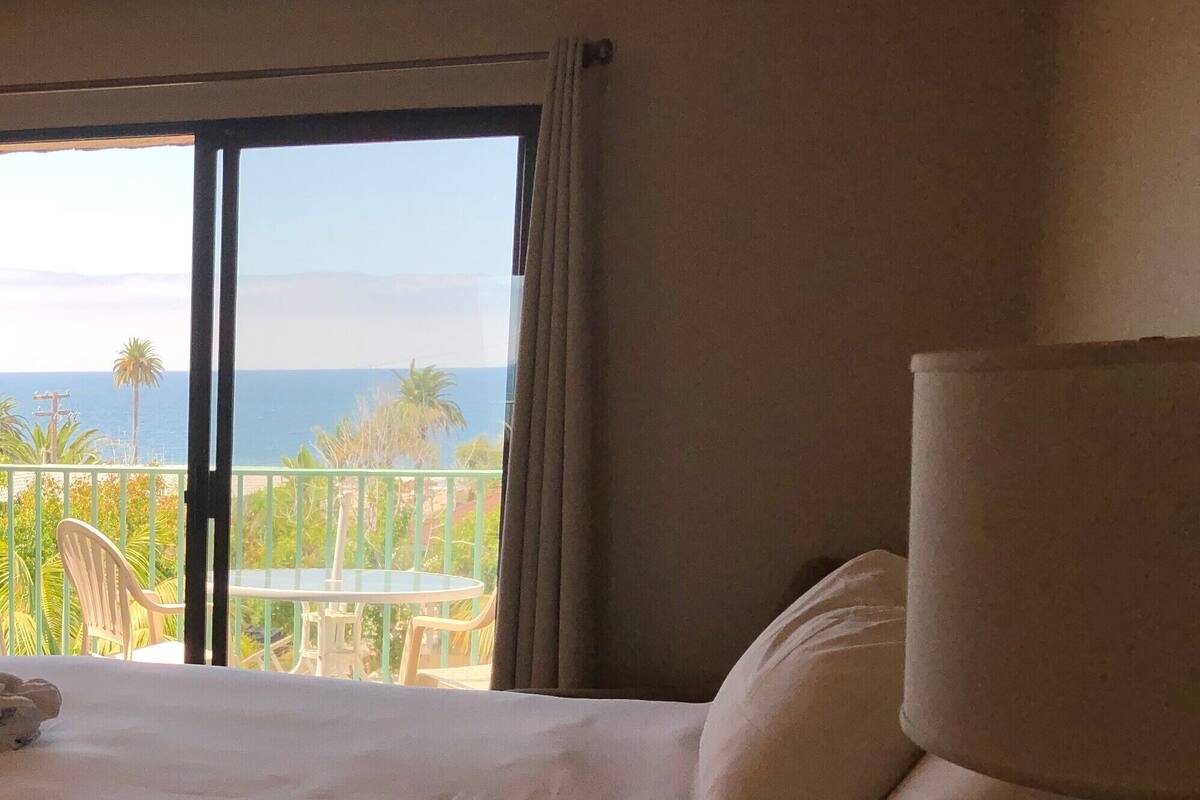 华丽单人房, 1 张特大床, 海洋景观 | 办公桌、隔音、熨斗/熨衣板、免费 WiFi