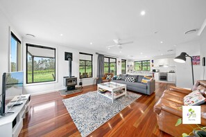 Smart TV, fireplace, Netflix, books - iyla Estate - Your exclusive Vineyard & Cottage stay @ Pokolbin, Hunter Valley! (Pokolbin)