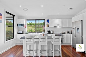 Fridge, microwave, oven, stovetop - iyla Estate - Your exclusive Vineyard & Cottage stay @ Pokolbin, Hunter Valley! (Pokolbin)