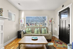 Smart TV, chimenea, reproductor de DVD y libros 