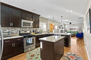 Refrigerador, microondas, horno y parrilla de estufa 