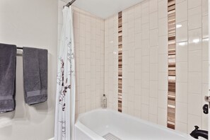 Kombinert dusj/badekar, hårføner, håndklær og såpe
