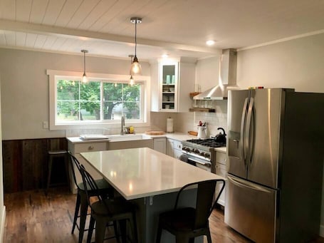 Fridge, microwave, oven, stovetop. Cozy Sandpoint Cottage Stay!