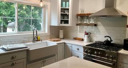 *Sandpoint Cottage* Cozy, Charming, & Conveniently located