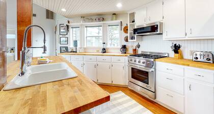 Peaceful Dune-Top Escape with Hot Tub, Dog-Friendly & Scenic Walk to the Beach