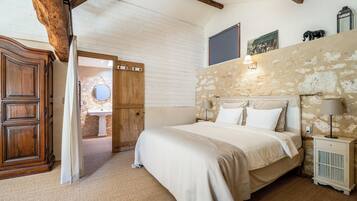 3 bedrooms, travel crib, WiFi (free), bed sheets