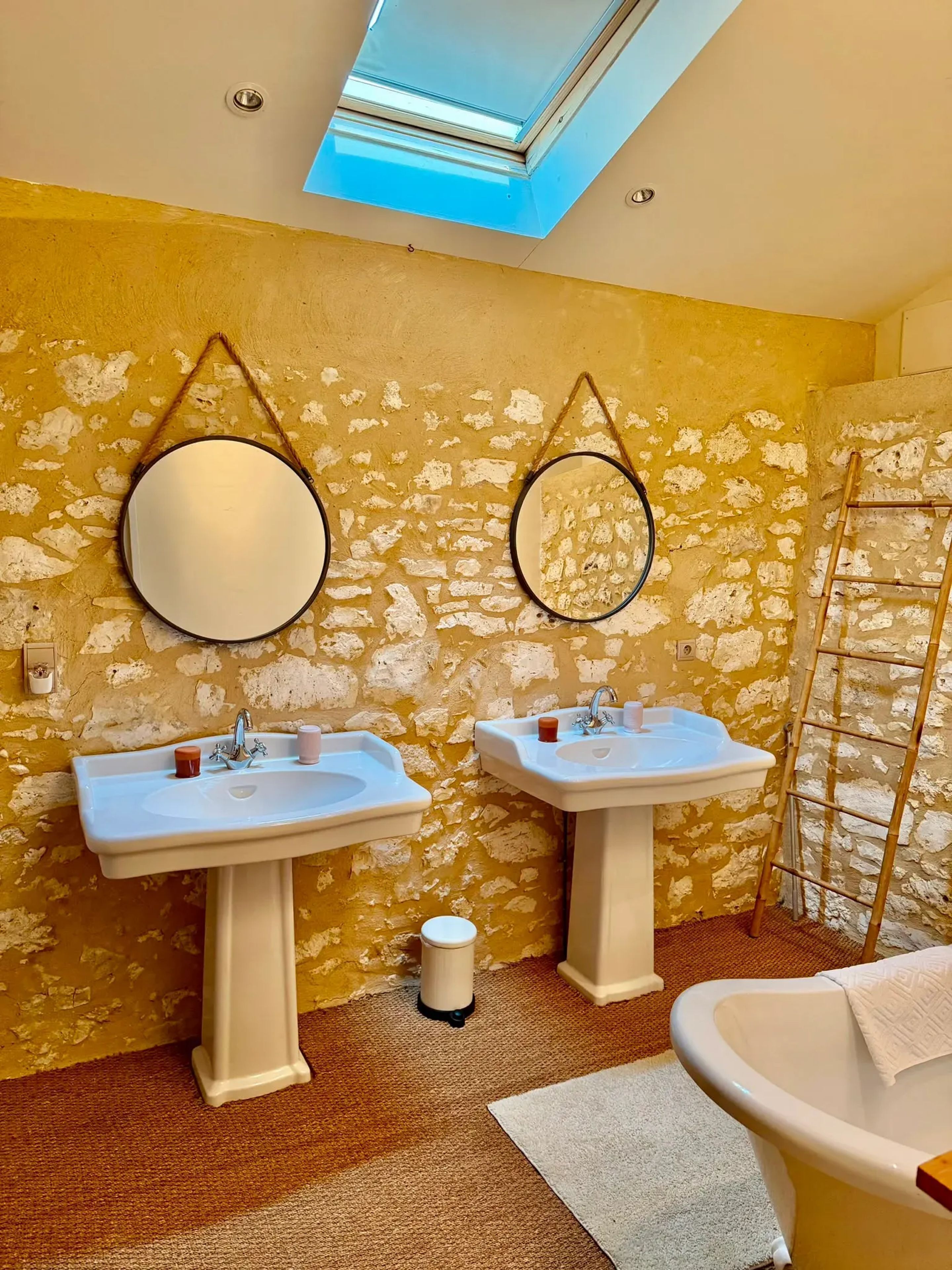 Bathtub, towels