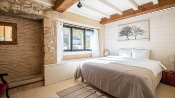 3 bedrooms, travel crib, WiFi (free), bed sheets