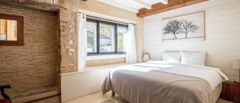 3 bedrooms, travel cot, free WiFi, bed sheets