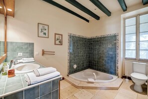 Bathtub, towels