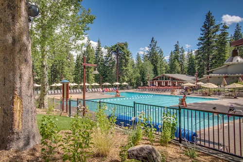 Beautiful ski-in/ski-out villa with shared hot tubs/pools/tennis and free WiFi