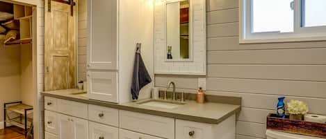Ducha y bañera combinadas, secador de pelo, toallas y jabón