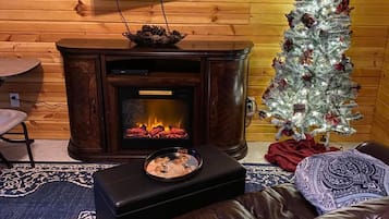 Fernseher, Kamin, DVD-Player