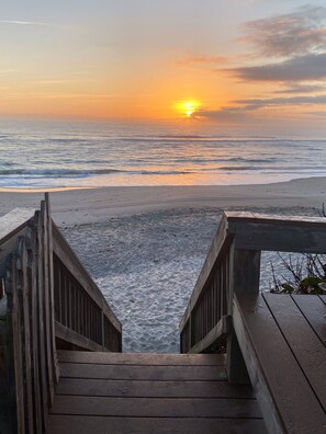 Nær stranden, solsenger og strandhåndklær