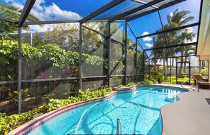 Utomhuspool och uppvärmd pool