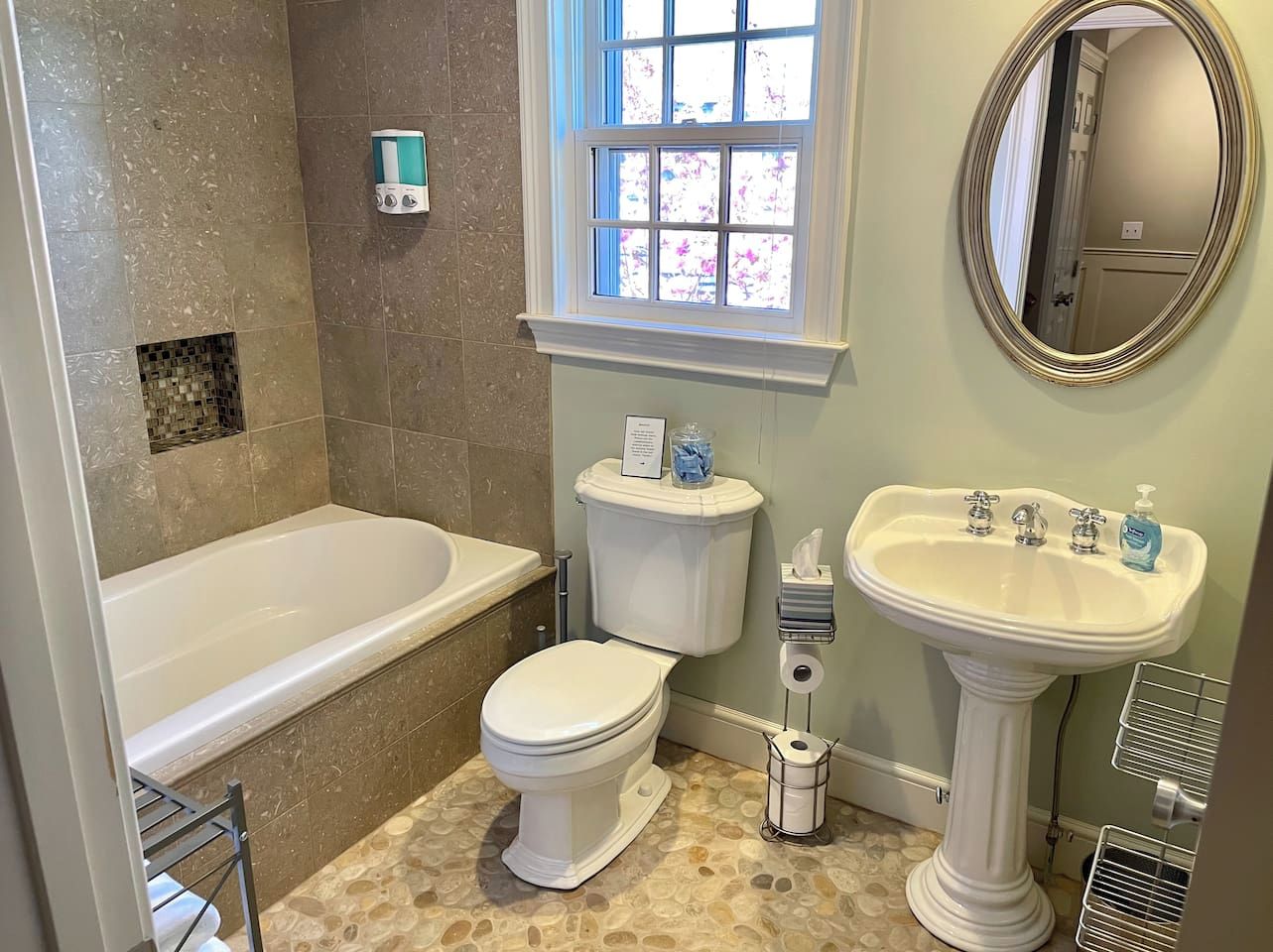 Une salle de bain avec une baignoire, des toilettes et un lavabo.