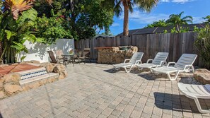 Outdoor dining - Tropical paradise! Spa, heated pool, 2 miles from Siesta Key beach, very private (Sarasota)