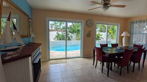 Dining - Tropical paradise! Spa, heated pool, 2 miles from Siesta Key beach, very private (Sarasota)