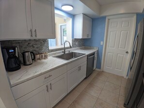 Fridge, microwave, oven, stovetop - Tropical paradise! Spa, heated pool, 2 miles from Siesta Key beach, very private (Sarasota)