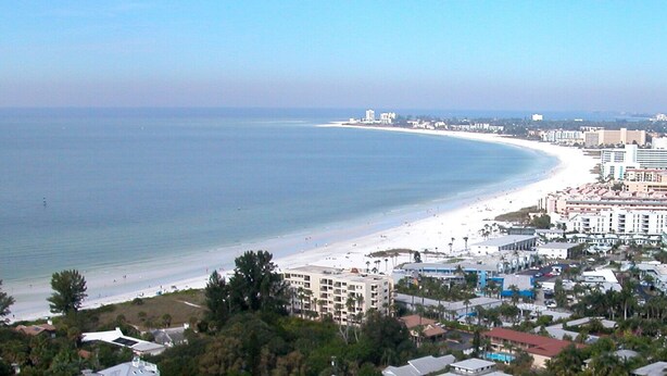 A coastal cityscape with a beach, buildings, and clear skies. - Tropical paradise! Spa, heated pool, 2 miles from Siesta Key beach, very private (Sarasota)