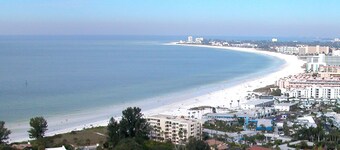 Tropical paradise! Spa, heated pool, 2 miles from Siesta Key beach, very private