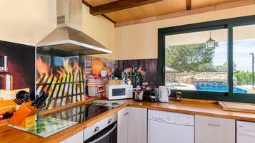 Een koelkast, een magnetron, een oven, een vaatwasser