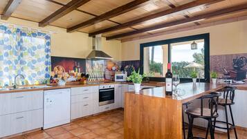 Een koelkast, een magnetron, een oven, een vaatwasser