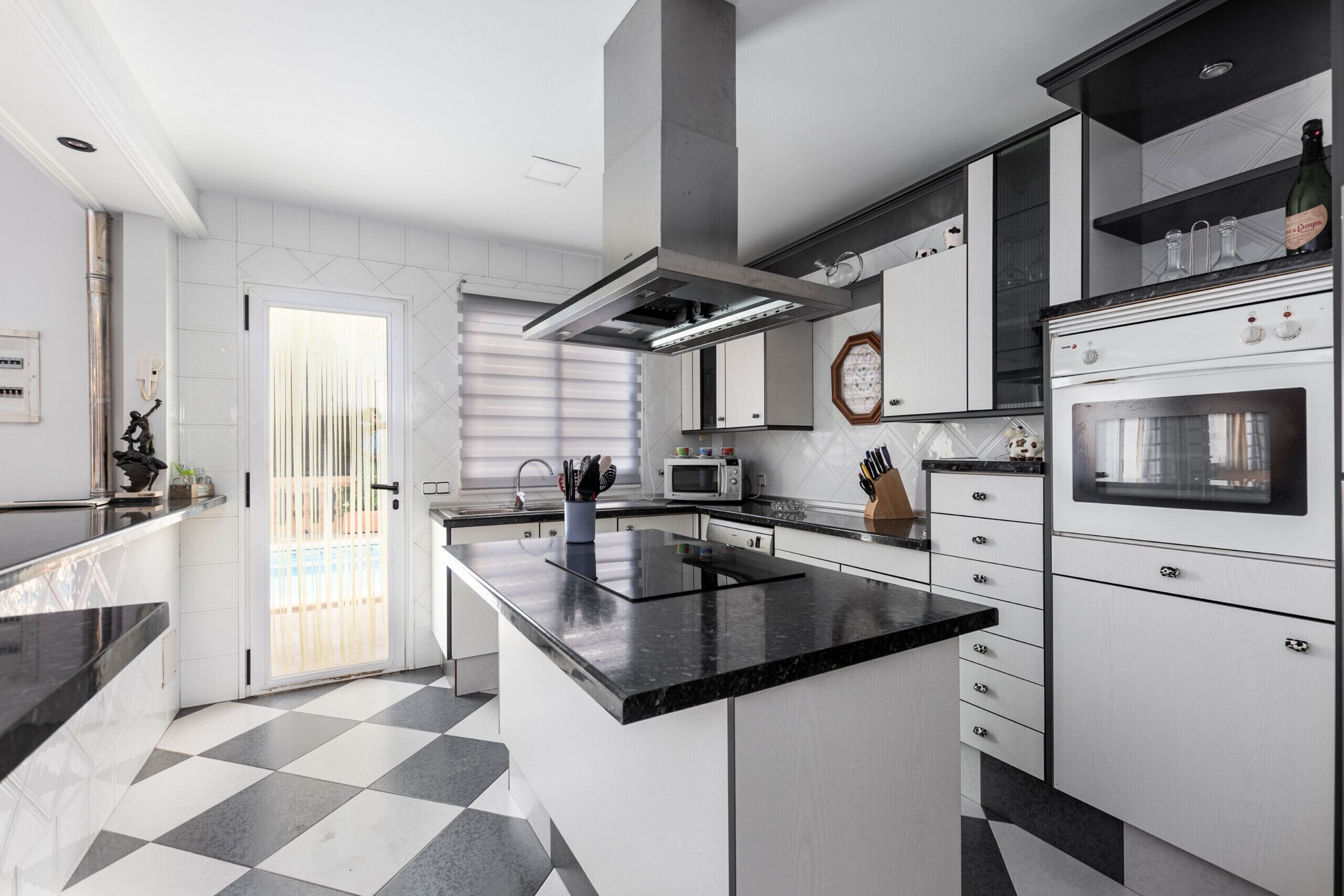 Kühlschrank, Mikrowelle, Ofen, Geschirrspüler