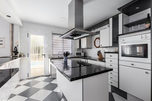 Casa moderna con piscina privada y barbacoa, YourHouse Villa Marian