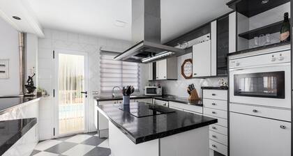 Casa moderna con piscina privada y barbacoa, YourHouse Villa Marian