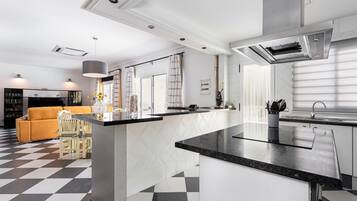 Een koelkast, een microgolfoven, een oven, een vaatwasser