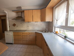 Een koelkast, een magnetron, een oven, een vaatwasser