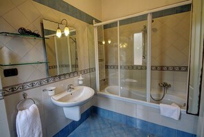 Douche, serviettes fournies